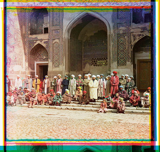 Prokudin-Gorskii’s color photos from Samarkand, a few of which show men dressed in ikat robes, date to the early 20th century, probably between 1905 and 1915. This photo of a group of men above was made in the Registan, the city’s central square. 