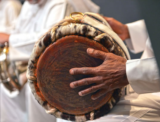 As batidas de um tocador de tabl bahri (tambor do mar), vão convidar o público a participar através do ritmo das palmas. 