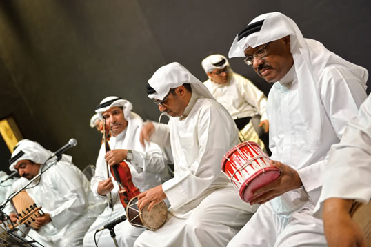 Com a fusão dos sons de 'ud, violino e percussão, os integrantes do grupo Muhammad bin Faris ajudam a manter viva a tradição sawt da Península Arábica oriental, juntamente com os músicos que tocam qanun (cítara árabe), ney (flauta de madeira) e teclado elétrico, todos apoiando os vocalistas do grupo.
