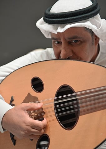 Vocalista e tocador de 'ud, Khalifa al-Jumeiri se concentra enquanto começa uma canção.