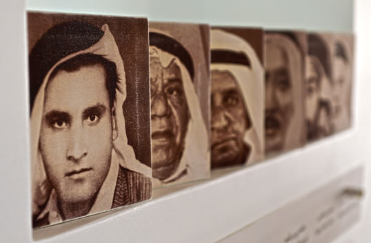 Retratos em uma parede do museu casa de Muhammad bin Faris em Muharraq mostram importantes músicos e cantores populares do Bahrein, inclusive, partindo da esquerda, Ali Khalid, Yousif Fony e Muhammad Zuwayyid.