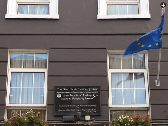 Em 1995, William Frank, na época prefeito de Drogheda, reconheceu a ajuda do sultão com essa placa comemorativa na entrada do Hotel Drogheda, o mesmo hotel que pode ter abrigado os marinheiros otomanos responsáveis pela distribuição de milho e trigo.