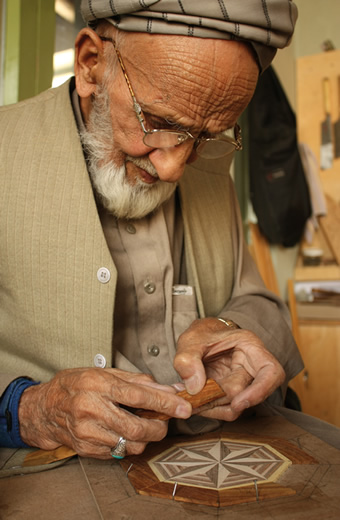 86歳になる木工職人のアブドゥル・ヘディ（Abdul Hedy）は、アフガニスタン最後の王であったザーヒル・シャー（Zahir Shah）のために木工品を作成した経験を持っています。