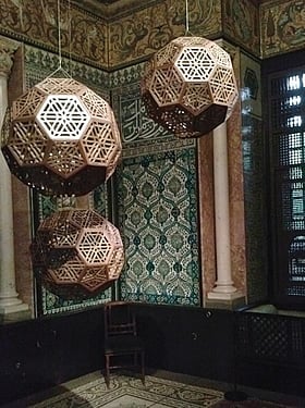"ジャリボール"（上）は、レイトンハウス博物館のドーム型の「アラブ・ホール」に「フェロズコウ」展覧会の一部として展示されました。ダマスカスからのタイルの壁によく映えていました。