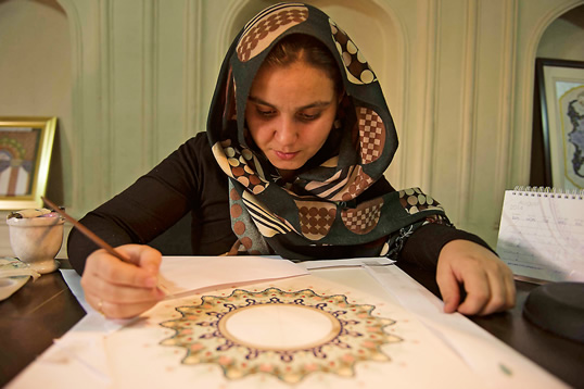ターコイズマウンテンにおいてカリグラフィーおよび細密画の3年のコースを終了した後、サミラ・キットマン（Samira Kitman）はカブールでMuftah-e Honar（ムフタ-エ・ホナール、「芸術の鍵」）を立ち上げました。サウジアラビアのマッカにあるアンジュム・ホテルに600の手書きカリグラフィー、およびイルミネーション作品を提供する委託を受けています。