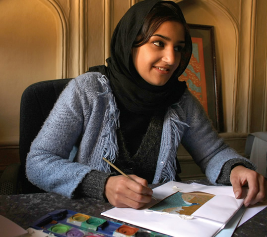 16点の幾何学構成を埋める絵画学生（上）。すべては、アフガニスタンの豊かな色彩に満ちた芸術遺産を利用しています。