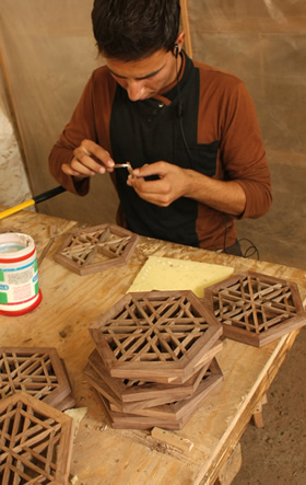 薄い木製のピースを組み合わせて六角形を作り、八角形に組み合わせて"jali（ジャリ）ボールを作成する職人。"