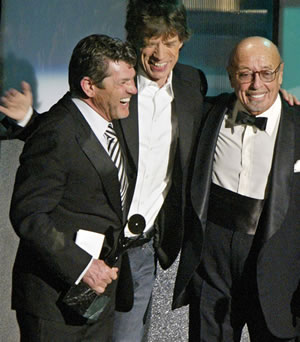 En la ceremonia de inducción anual del 2004 para el Salón de la Fama del Rock and Roll, que Ertegun ayudó a fundar, posó con Jann Wenner, fundador de la revista Rolling Stone y Mick Jagger.