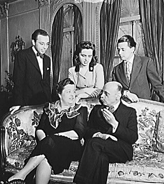 Ahmet, Selma y Nesuhi Ertegun al lado de sus padres, Hayrünisa y el embajador Münir Ertegun, en la embajada de Turquía en 1942.