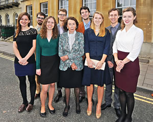 En esta fotografía se observa a Mica Ertegun, en el centro, que se encuentra parada fuera de la recientemente abierta Casa de Ertegun en la Universidad de Oxford con los estudiantes del Fondo de la Educación de Ahmet Ertegun.