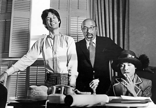 "Un cortejo doloroso y extático", así fue cómo Ertegun describió su búsqueda de un acuerdo con los Rolling Stones que ayudó a Atlanic a ser uno de los principales sellos discograficos a principios de los 70. En esta fotografía sin fecha, Ertegun está al lado de Mick y Bianca Jagger.