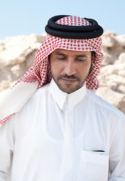 Los contornos de esta antigua mezquita, prueba de que Al Zubarah fue parte de un sistema comercial y agrícola costero más amplio, se encuentran en Freiha, al norte de Al Zubarah. Derecha: Sin asentamientos ni ciudades posteriores que la cubrieran, Al Zubarah es "un lugar de una integridad cultural extraordinaria", dice Faisal Al-Naimi, director de arqueología de la Autoridad de Museos de Qatar.