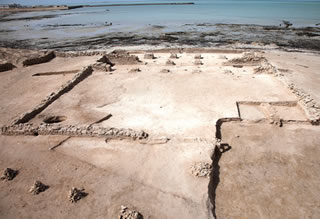 Los contornos de esta antigua mezquita, prueba de que Al Zubarah fue parte de un sistema comercial y agrícola costero más amplio, se encuentran en Freiha, al norte de Al Zubarah. Derecha: Sin asentamientos ni ciudades posteriores que la cubrieran, Al Zubarah es "un lugar de una integridad cultural extraordinaria", dice Faisal Al-Naimi, director de arqueología de la Autoridad de Museos de Qatar.