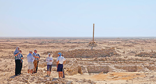 El director del proyecto, Ingolf Thuesen, de la Universidad de Copenhague, les muestra a los visitantes la zona del mercado y los talleres de Al Zubarah. Durante los cuatro últimos años, un equipo internacional formado por más de 70 expertos ha estado trabajando en el sitio cada otoño e invierno, investigando, excavando, catalogando y levantando un mapa.