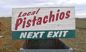 Letrero local de pistachos