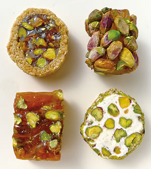 Por mucho tiempo los pistachos han sido la nuez favorita del Medio Oriente y el Mediterráneo. En la parte superior izquierda, en sentido horario: Pistachos en dulces gelificados envueltos en semillas de ajonjolí; pistachos enteros cubiertos con azúcar gelificada; pistachos cortados en turrón; pistachos cortados en azúcar gelificada.