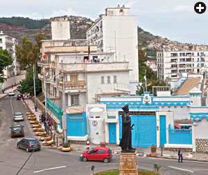En una calle situada en las afueras de los antiguos muros de la Casbah, frente a lo que en el pasado fue una prisión francesa, se erige una estatua de Jeireddín (Khayr al-Din), el pirata turco que, por invitación del emir de Argel, expulsó a los españoles a principios del siglo XVI.