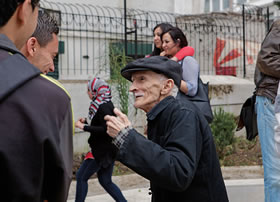 "Aquí viven demasiadas personas que no tienen memoria de lo que hubo antes, ni de su cultura o de su historia", dice Zubir Mamou, de 78 años. Zubir, que ha vivido en la Casbah prácticamente toda su vida, con frecuencia habla con grupos de estudiantes que vienen de visita.