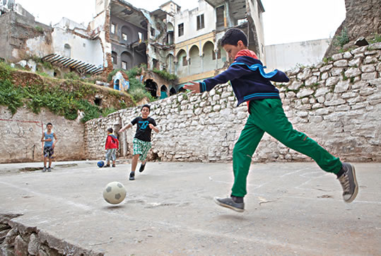 Un grupo de niños juega bajo las ruinas de la casa de Ali la Pointe, parte de la cual fue dejada sin restaurar como recordatorio de los sacrificios de la independencia. De las otras casas de la Casbah, en la actualidad solo el 10 por ciento de ellas están ocupadas por sus dueños, dice el director de la Fundación Casbah, Belkacem Babaci.