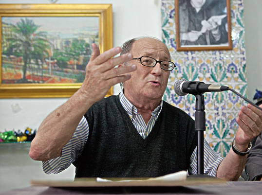 La Casbah "tiene un futuro porque tuvo un pasado, y debemos luchar por aferrarnos a nuestro pasado para así poder avanzar hacia el futuro", dice el hijo predilecto Belkacem Babaci (vista superior), presidente de la Fundación Casbah, la cual brinda servicios sociales y de reparación de viviendas, caminos, instalaciones sanitarias y más.