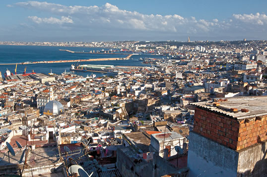 La Casbah, que toma su nombre del al-qasbah (el fuerte) que dominaba el muelle, hoy alberga a 80,000 de los 3.5 millones de personas que viven en el Gran Argel, la capital de Argelia.