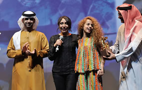 Waad Mohammed recibe el premio a mejor actriz en el Festival Internacional de Cine de Dubái de 2012 por su actuación en un largometraje de manos de Su Alteza el jeque Sheikh Mansoor bin Mohammed bin Rashid Al Maktoum.