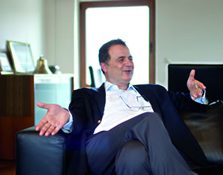 El propietario de Güngen Maritime and Trading, Mehmet Güngen, explica el auge de su empresa de propiedad familiar, desde el transporte de melazas al de petróleo.