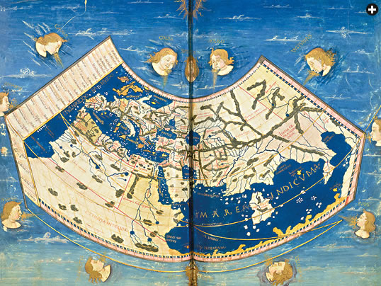 Durante más de 1300 años, el mundo AEC (“Antes de la era del chile”) se definió según el mapa trazado por el griego Claudio Ptolomeo. En la imagen de arriba se muestra una copia de ese mapa que data del siglo XV. El océano Índico aparece como un mar cerrado, apenas se ve una pequeña parte de África por debajo de la línea del ecuador, y falta todo el continente americano.