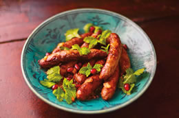 Los cambios de la simple y clásica salchicha de cordero de África Septentrional y Medio Oriente, llamada mirkas o merguez, son un típico ejemplo de las transformaciones culinarias que aportó el comercio europeo del chile Capsicum oriundo del Nuevo Mundo. Aunque en una receta que data del siglo XIII esta preparación se condimentaba abundantemente con pimienta negra, canela y cilantro, en la actualidad el merguez se define por el intenso calor del Capsicum seco, y se disfruta desde Nueva York a Hong Kong.