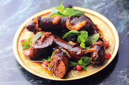 Los cambios de la simple y clásica salchicha de cordero de África Septentrional y Medio Oriente, llamada mirkas o merguez, son un típico ejemplo de las transformaciones culinarias que aportó el comercio europeo del chile Capsicum oriundo del Nuevo Mundo. Aunque en una receta que data del siglo XIII esta preparación se condimentaba abundantemente con pimienta negra, canela y cilantro, en la actualidad el merguez se define por el intenso calor del Capsicum seco, y se disfruta desde Nueva York a Hong Kong.