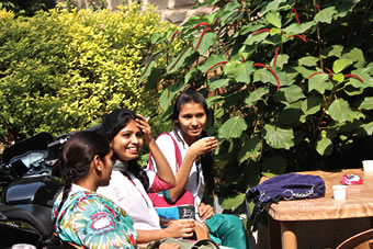 Los estudiantes descansan en el jardín de la escuela de medicina en Pune. Desde el siglo XIX, el número de practicantes mujeres de la medicina unani casi ha igualado la cantidad de hombres.