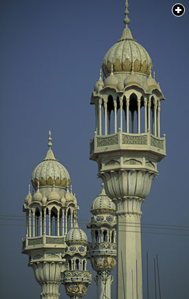 India's largest mosque, Jami'Masjid, towers above the crowded streets of Delhi, Muslim capital of India between the 12th and 19th centuries. The modern capital, 20th-century New Delhi, is open and spacious. 