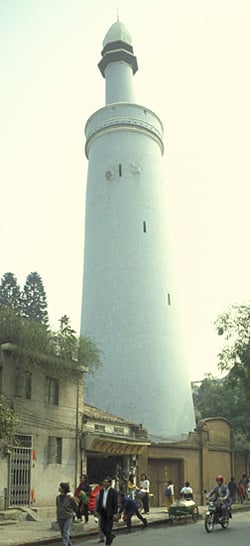 The minaret of Huaisheng Mosque in Guangzhou is simple and smoothly finished like traditional buildings of Arabia. 