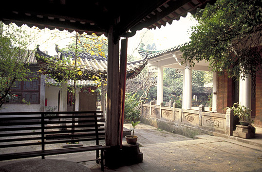 Huaisheng Mosque couryard.