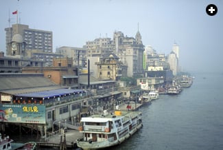 Two of Islam's main entry points into China were the Pearl River port of Guangzhou in the southeast and the northwestern oasis of kashgar, site of Central Asia's largest weekly open-air market. 