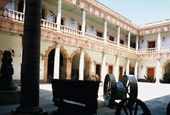 A parallel adaptation appears in New World courtyard architecture, exemplified by the Alhóndiga de Granaditas, a warehouse built in Guanajuato in 1798. 