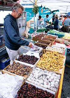 Lower sells his organic dates to urbanites at San Francisco’s Farmer’s Market.