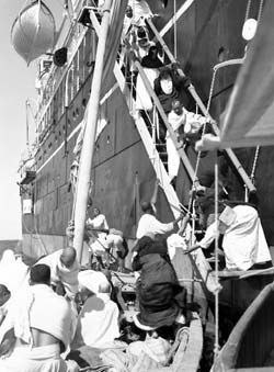 Pilgrims debark from a steamer in the 1940's. Pilgrim traffic through Jiddah grew dramatically in the mid-19th century as steamships replaced the traditional overland caravan routes. 