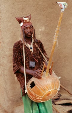 The largest of the banjo ancestors is the kora of the Mandinka people in today’s Senegal, Guinea-Conakry and Gambia. It traditionally uses 21 strings and a large calabash-gourd body.