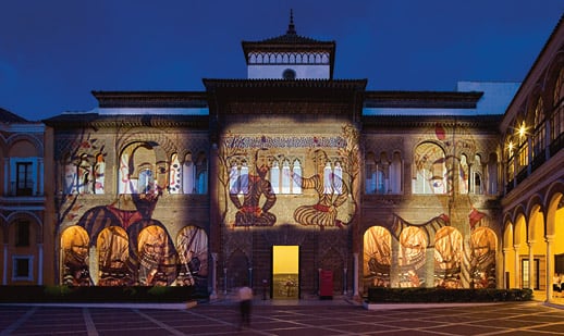 During the six-month exhibition commemorating Ibn Khaldun and taking place on the 600th anniversary of his death, the façade of Pedro I’s Palace is illuminated with projections of images that recall the life and culture of the historian’s times. 