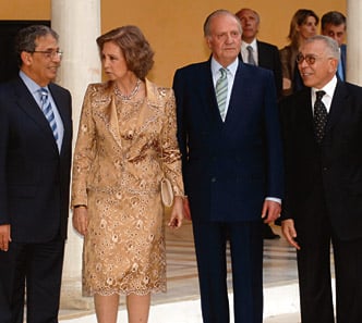 The exhibition was officially opened on May 19 by Queen Sofía and King Juan Carlos I (center left and right), who still use the Real Alcázar as their residence in Seville and for ceremonial occasions. Joining them was Amre Moussa, secretary general of the League of Arab States (left) and Mohamed El Fatah Naciri, head of the League’s mission in Madrid, as well as leaders from Algeria, Egypt, Morocco, Qatar and Tunisia. 