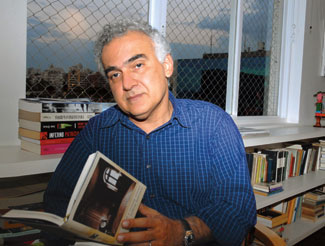 Milton Hatoum in his apartment in São Paulo. 