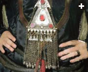 The Bani Yam tribe lives near the Rub’ al-Khali, or Empty Quarter, and its costumes have no embroidery, but Bani Yam women are known for abundant, elaborate silver jewelry.