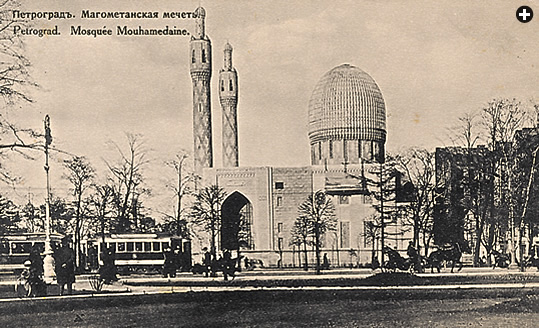 A postcard captioned in both Russian and French shows the mosque shortly before the 1917 October Revolution, indicating that even in its earliest years, the mosque was regarded among the city’s landmarks.