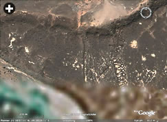 A row of keyholes at the edge of a Google Earth high-resolution “window” in the Khaybar region is clearly discernible—but not in the bottom, low-resolution part of the image. 