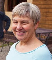 ジェネッタ・ボグダノヴィッチャ（Dżenneta Bogdanowicz）は、中に入るように訪問者に陽気に手招きした。そこは、クルシニヤニ（Kruszyniany）で彼女が経営する小さなレストランだった。クルシニヤニはひっそりとした村で、まるで世界の果てにあるかのようだった。