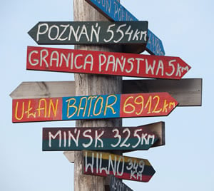 上： 他の場所への方向を指し示すクルシニヤニの標識。 