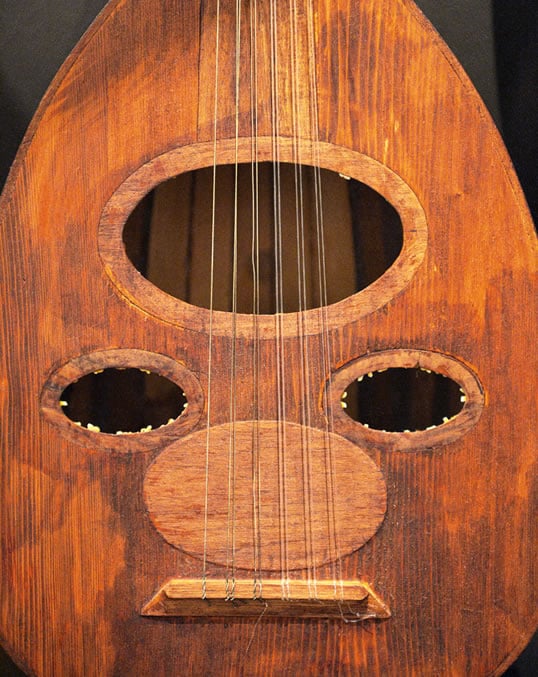 ムハンマド・ビン・ファリス音楽ホールに展示されているこの古いウドは、かつて多くのサウトの曲を奏でていた。