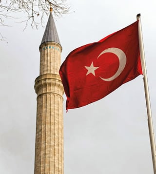 That it looks so much like the crescent and star of the Turkish flag, above, led to inaccurate stories that, according to Drogheda historian Brendan Matthews, began to circulate in the 1930s linking the town’s symbol with civic gratitude for Turkish aid.