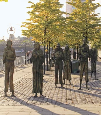 さまざまなかたちで耐え、移住し、死亡した数百万人のアイルランド人を讃えるため、1997年に除幕された彫刻「飢饉」（ローワン・ジルスピー（Rowan Gillespie）作）。同国の最も困難だった時代を目に見えるかたちであらわしている。 
